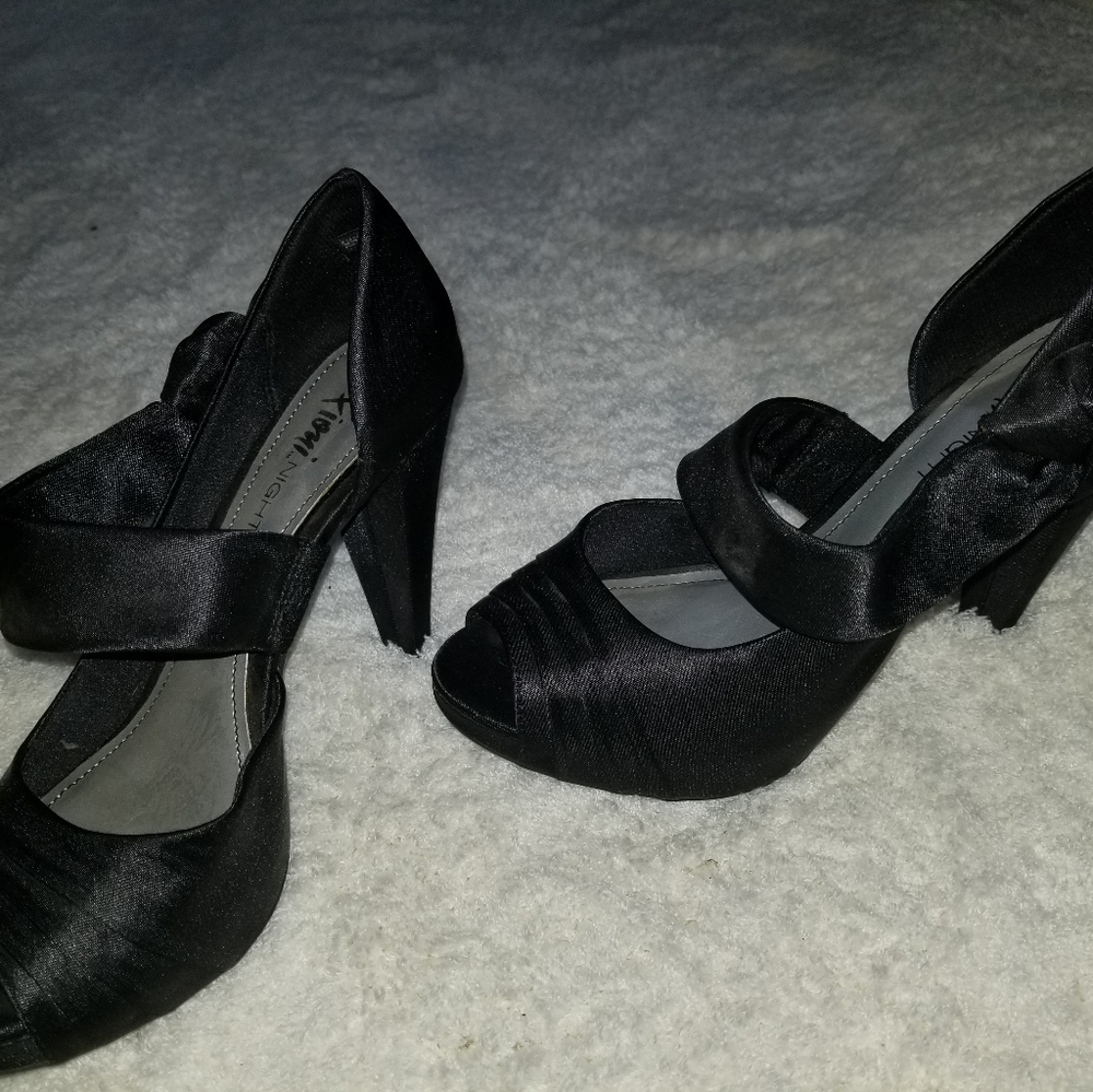 💛 Black heels
